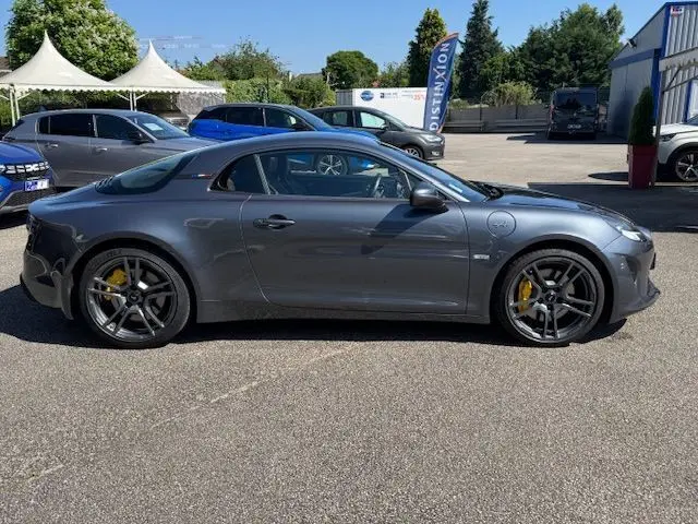 Profil droit d'une Alpine A110 1.8T 252 Légende gris acier Heritage avec jantes 18'' Fuchs et étriers Brembo jaunes visibles.