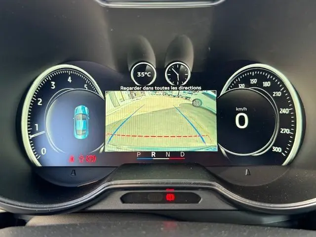 Tableau de bord numérique de l'Alpine A110 gris acier, affichant la caméra de recul et la température extérieure à 35°C.