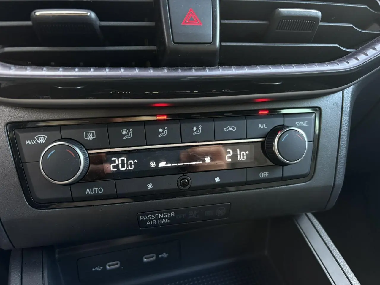 Gros plan sur la commande de climatisation bi-zone noire du tableau de bord de la SEAT Ibiza blanche 2025.