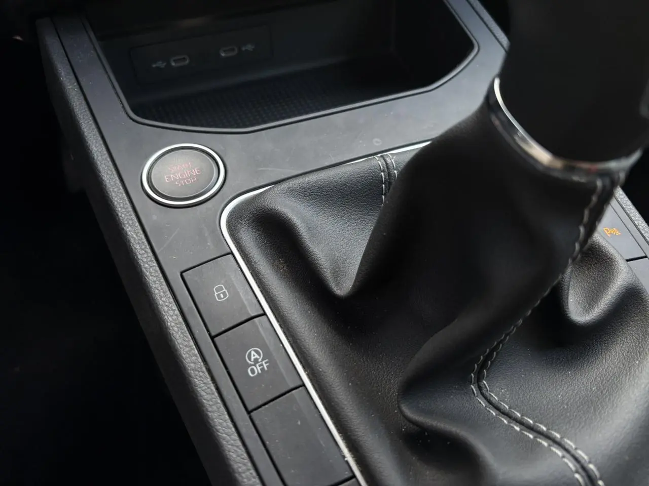 Gros plan sur la console centrale noire de la SEAT IBIZA TSI 115 Xcellence 2025 avec boîte manuelle et bouton start/stop.