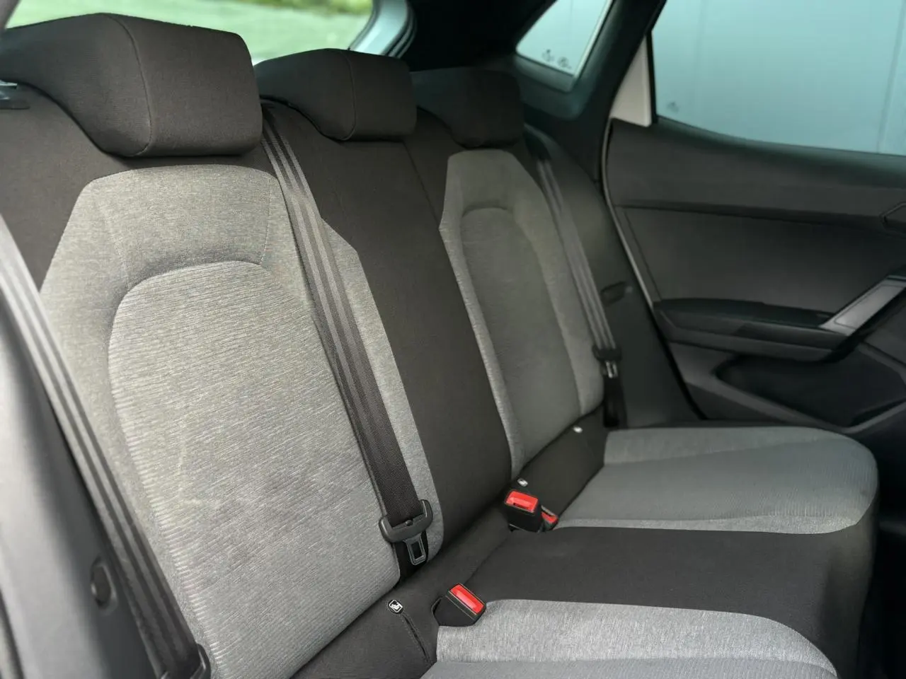 Vue latérale droite des sièges arrière gris clair et noir de la SEAT IBIZA TSI 115 Xcellence 2025.