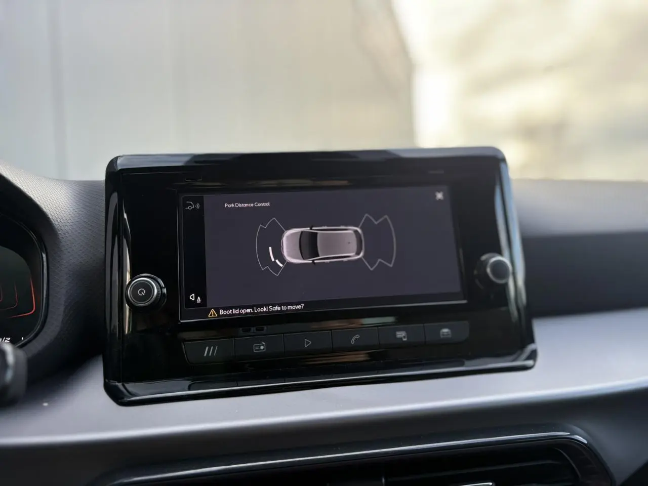 Écran tactile du système d'aide au stationnement dans l'habitacle d'une SEAT Ibiza blanche, vue intérieure.