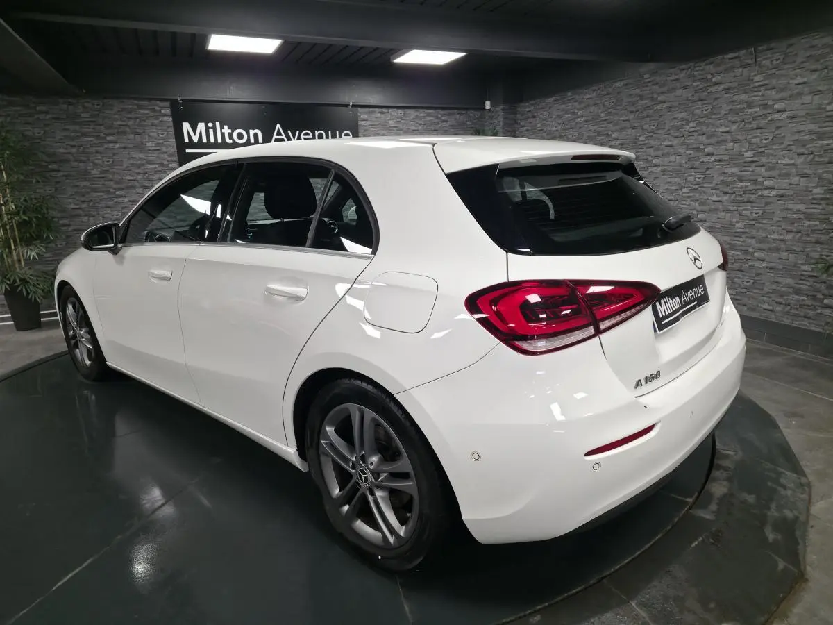 Mercedes Classe A 160 blanche vue 3/4 arrière droit, avec jantes alliage 17 pouces et feux arrière LED distinctifs.