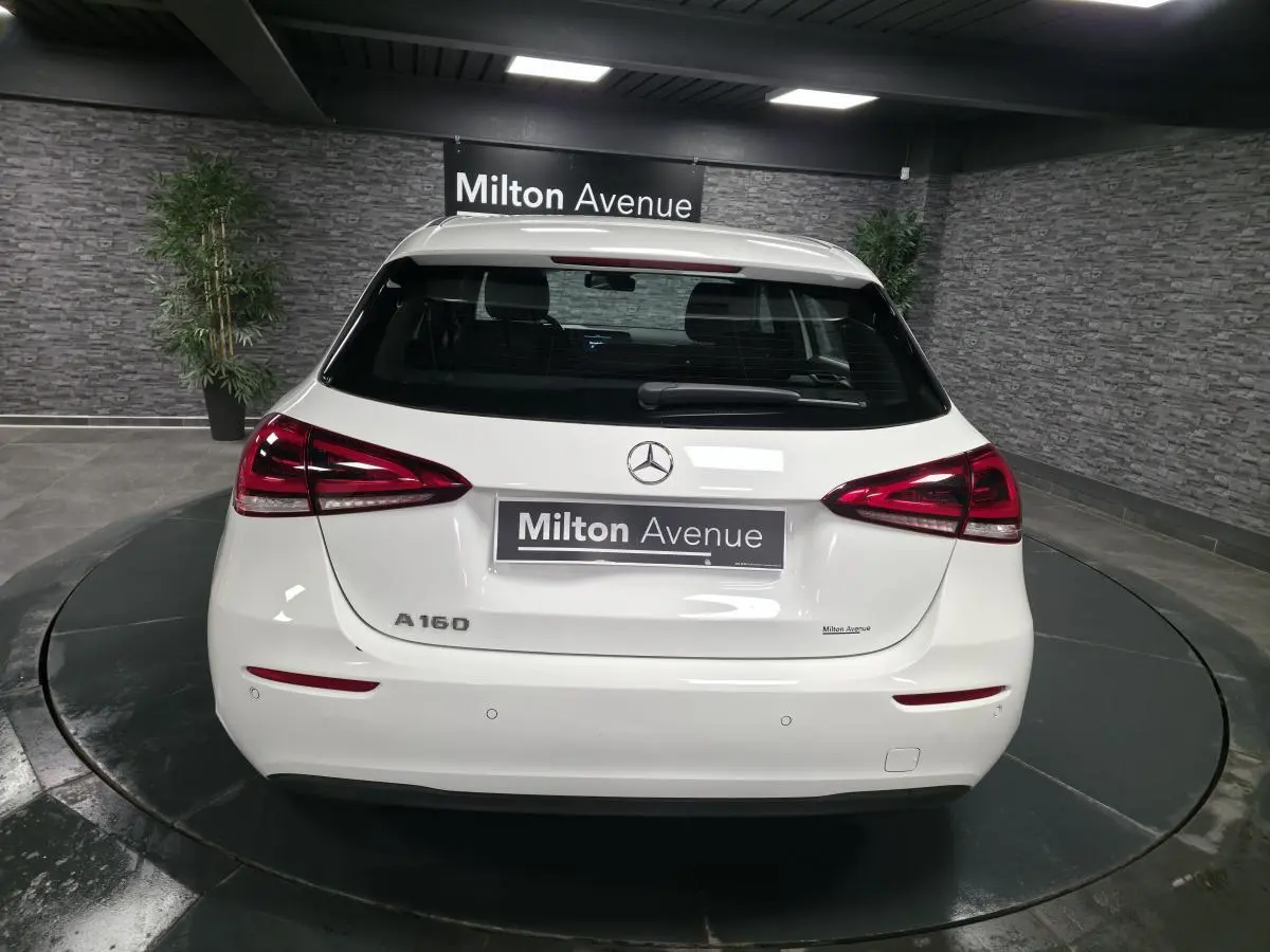 Vue arrière d'une Mercedes Classe A 160 blanche avec feux arrière LED et badge distinctif A160.
