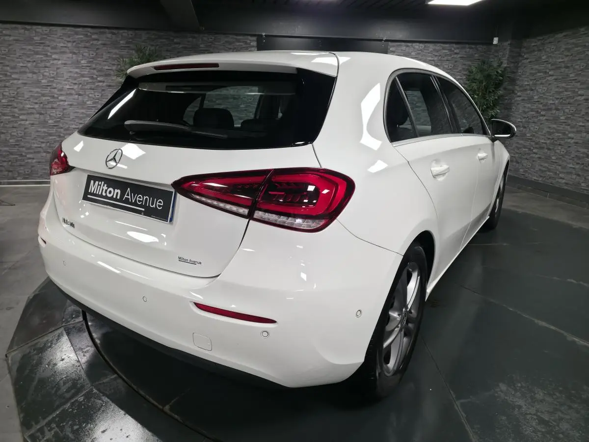 Vue 3/4 arrière droite d'une Mercedes Classe A 160 Style Line blanche avec feux LED et jantes alliage 17 pouces.