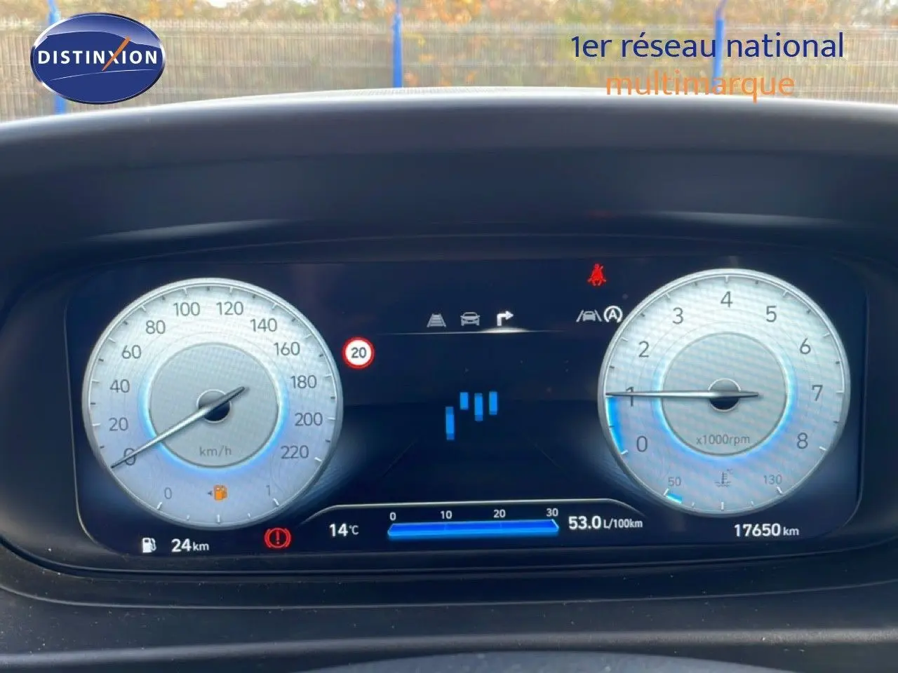 Tableau de bord numérique de Hyundai i20 2025, affichage vitesse et compte-tours avec indicateurs de conduite et température.