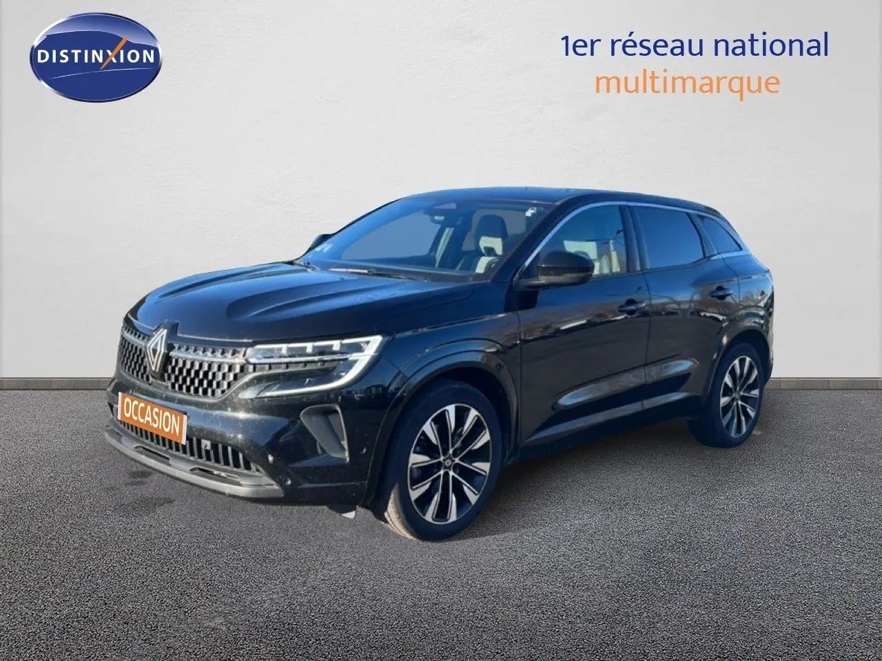 Renault Austral noir étoile métal en 3/4 avant droit, avec jantes alliage et calandre distinctive lumineuse.
