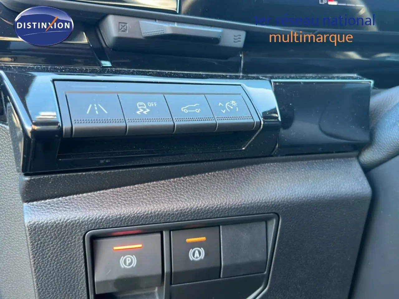 Détail intérieur montrant les commandes de sécurité et d'assistance sur tableau de bord noir du Renault Austral 2023.