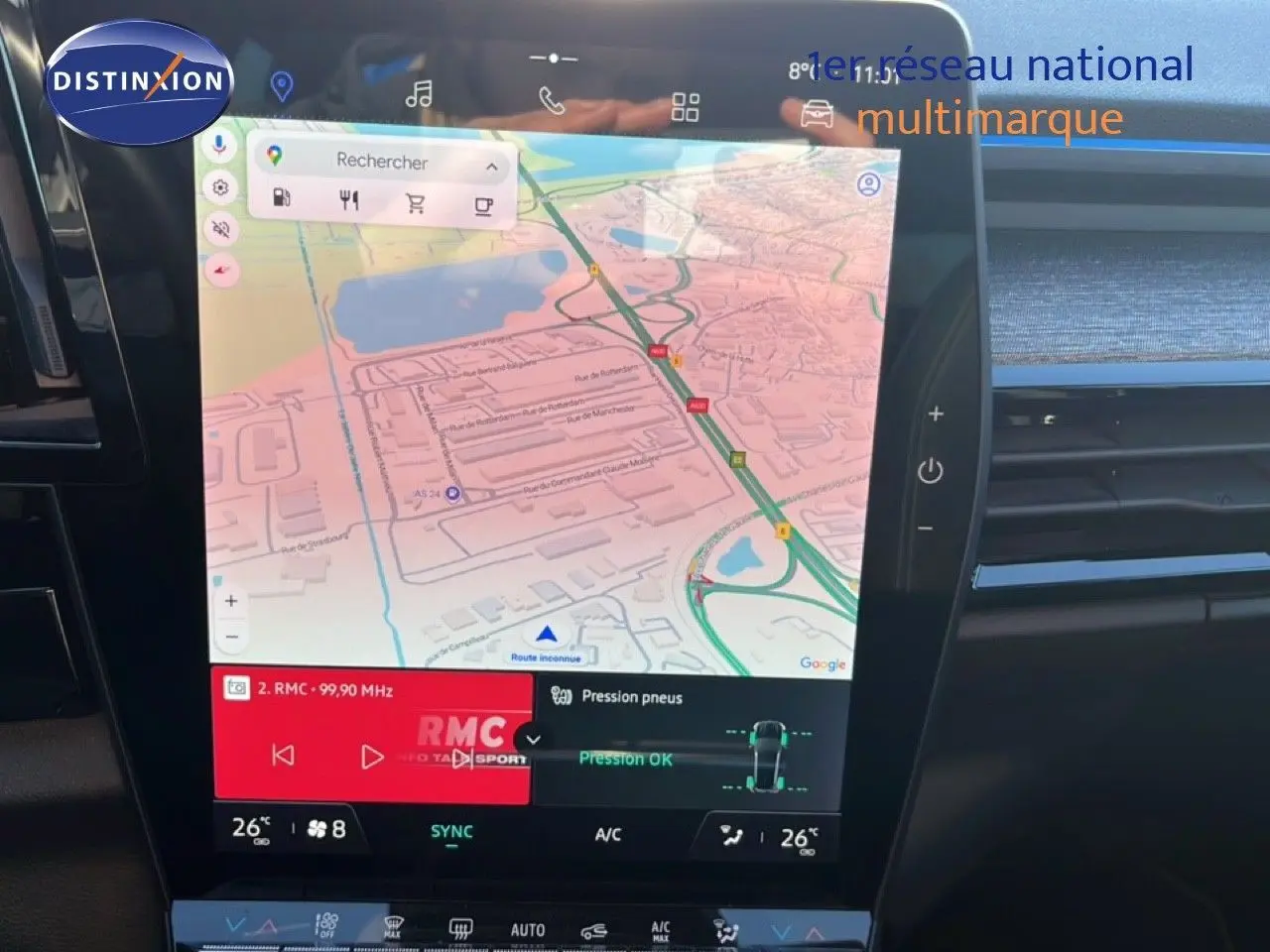 Écran tactile central du Renault Austral 2023 noir étoile métal, affichant navigation et contrôle climatisation.