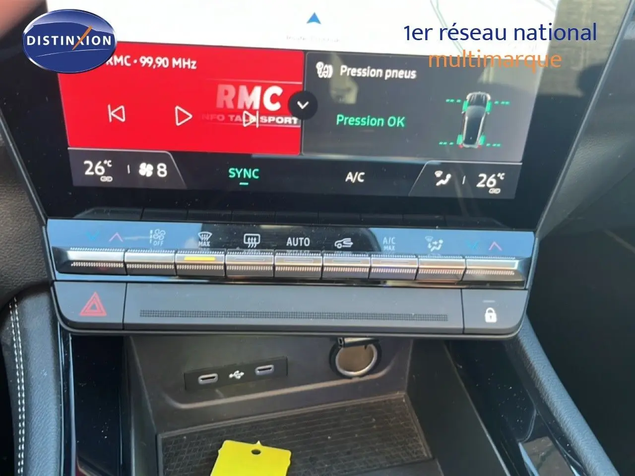 Vue rapprochée de la console centrale du Renault Austral noir étoile métal, avec écran tactile et commandes climatisation.