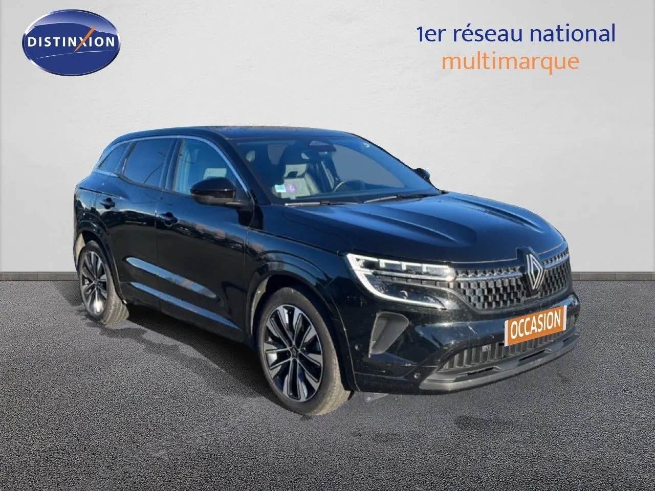 Renault Austral noir étoile métal en 3/4 avant droit, SUV hybride avec calandre distinctive et jantes alliage bicolores.