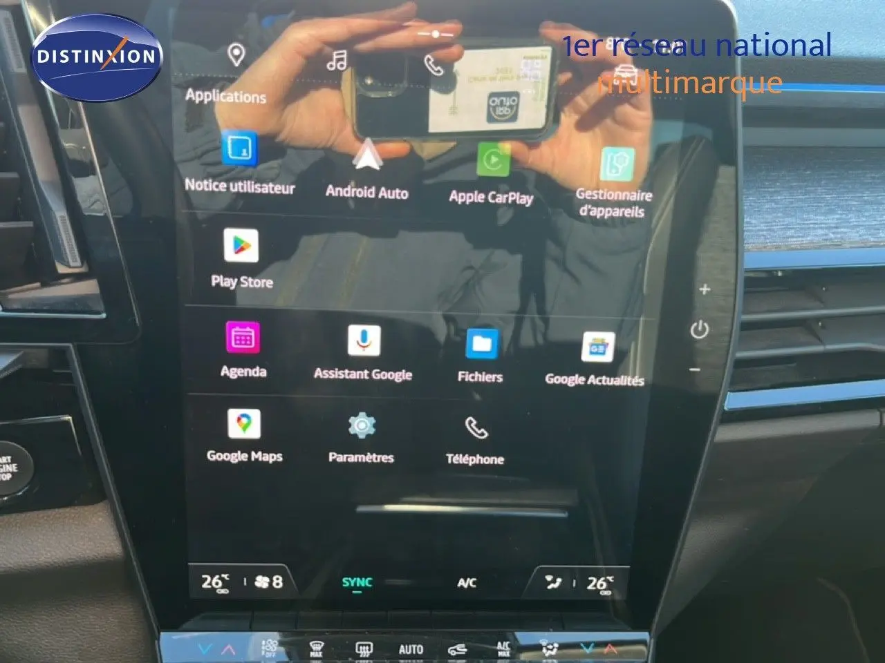 Vue rapprochée de l’écran tactile central du Renault Austral noir étoile métal, affichant les applications connectées.