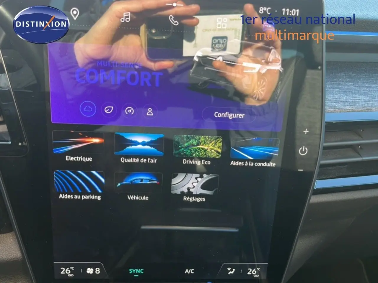 Écran tactile central du Renault Austral noir étoile métal, affichant les réglages de conduite et aides à la conduite.