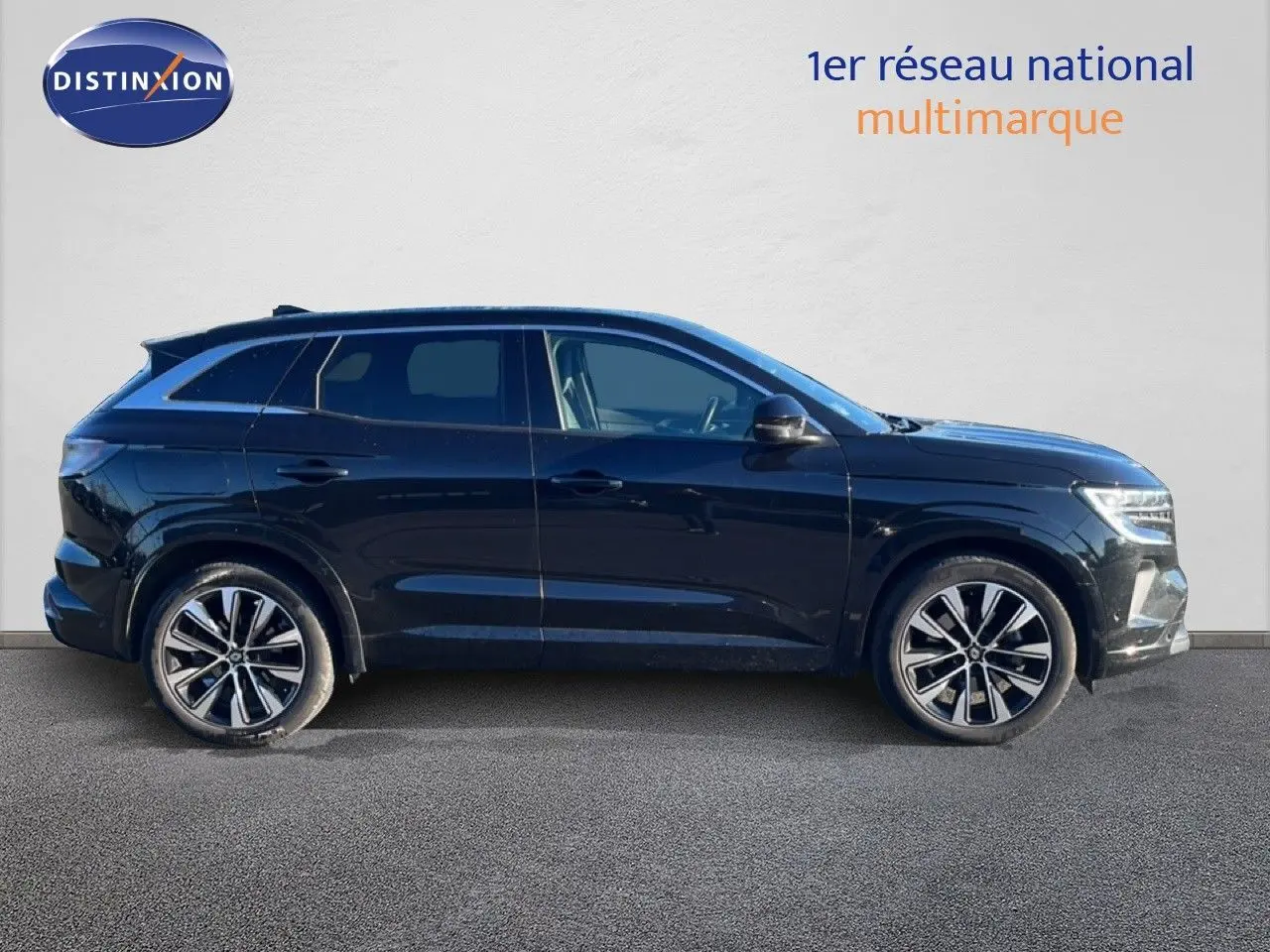 Vue latérale droite du Renault Austral noir étoile métal 2023 avec jantes alliage et lignes profilées.