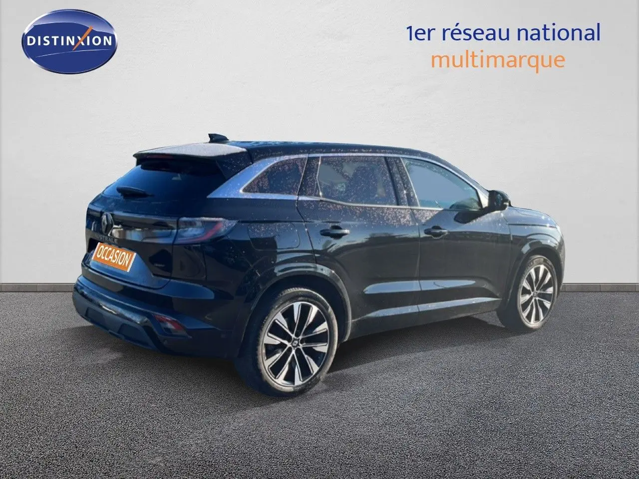 Vue 3/4 arrière droite d'un Renault Austral noir étoile métal avec jantes alliage et toit noir contrasté.