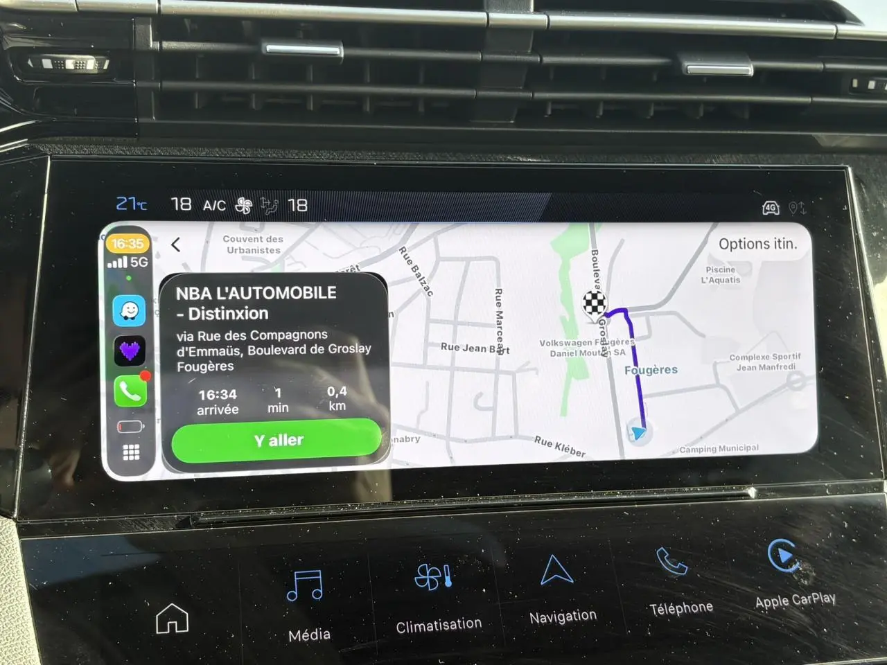 Écran tactile central de la Peugeot 308 Hybrid bleu Obsession montrant la navigation Apple Car Play en intérieur.