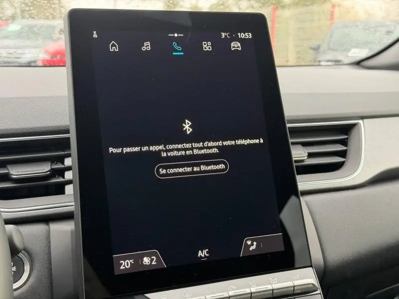 Écran tactile central du Renault Captur 2025 affichant la connexion Bluetooth, intérieur noir avec aérateurs latéraux visibles.