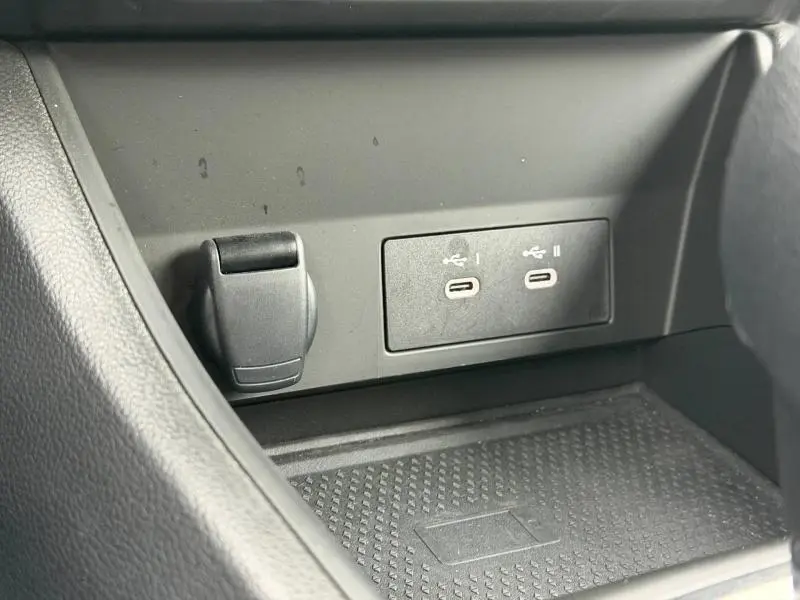Vue rapprochée de la console centrale du Renault Captur 2025, montrant deux ports USB-C et une prise 12V.