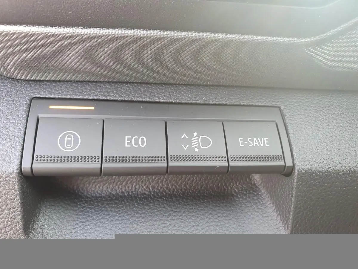 Gros plan sur les boutons de commande du tableau de bord du Dacia Bigster, version hybride 2026.