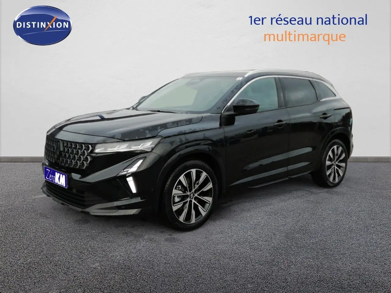 Vue 3/4 avant droite du Renault Austral noir étoile métal avec jantes alliage et calandre distinctive en nid d'abeille.