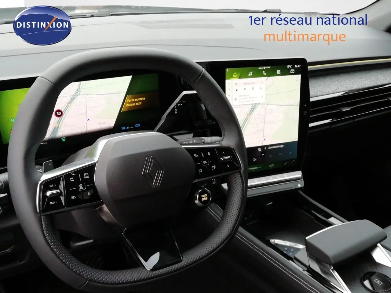 Vue intérieure centrée sur le volant et l'écran tactile du Renault Austral E-Tech noir, soulignant son tableau de bord moderne.