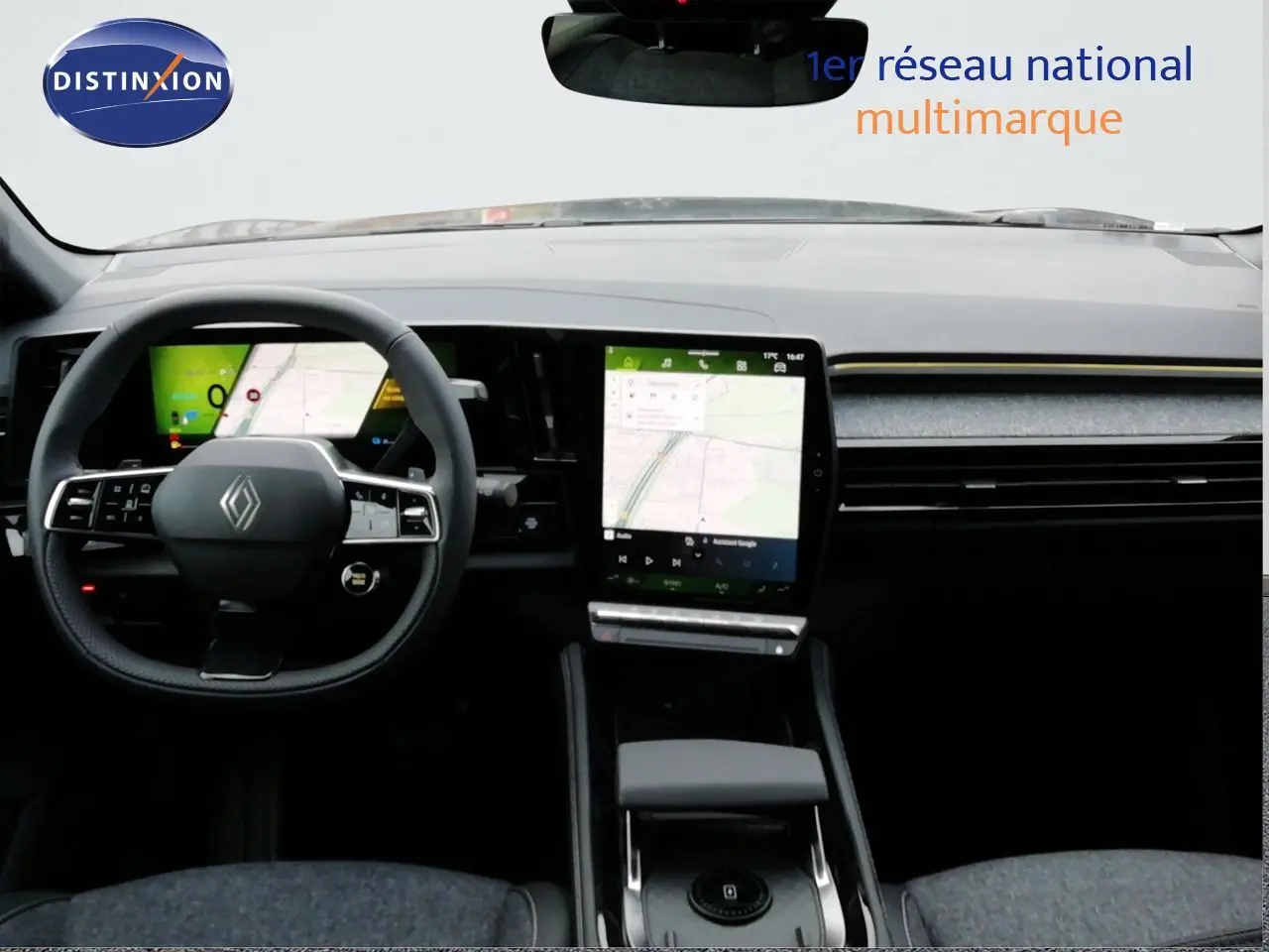 Vue intérieure avant du Renault Austral E-Tech Full Hybrid 2026, tableau de bord noir avec écran tactile central et volant multifonction.