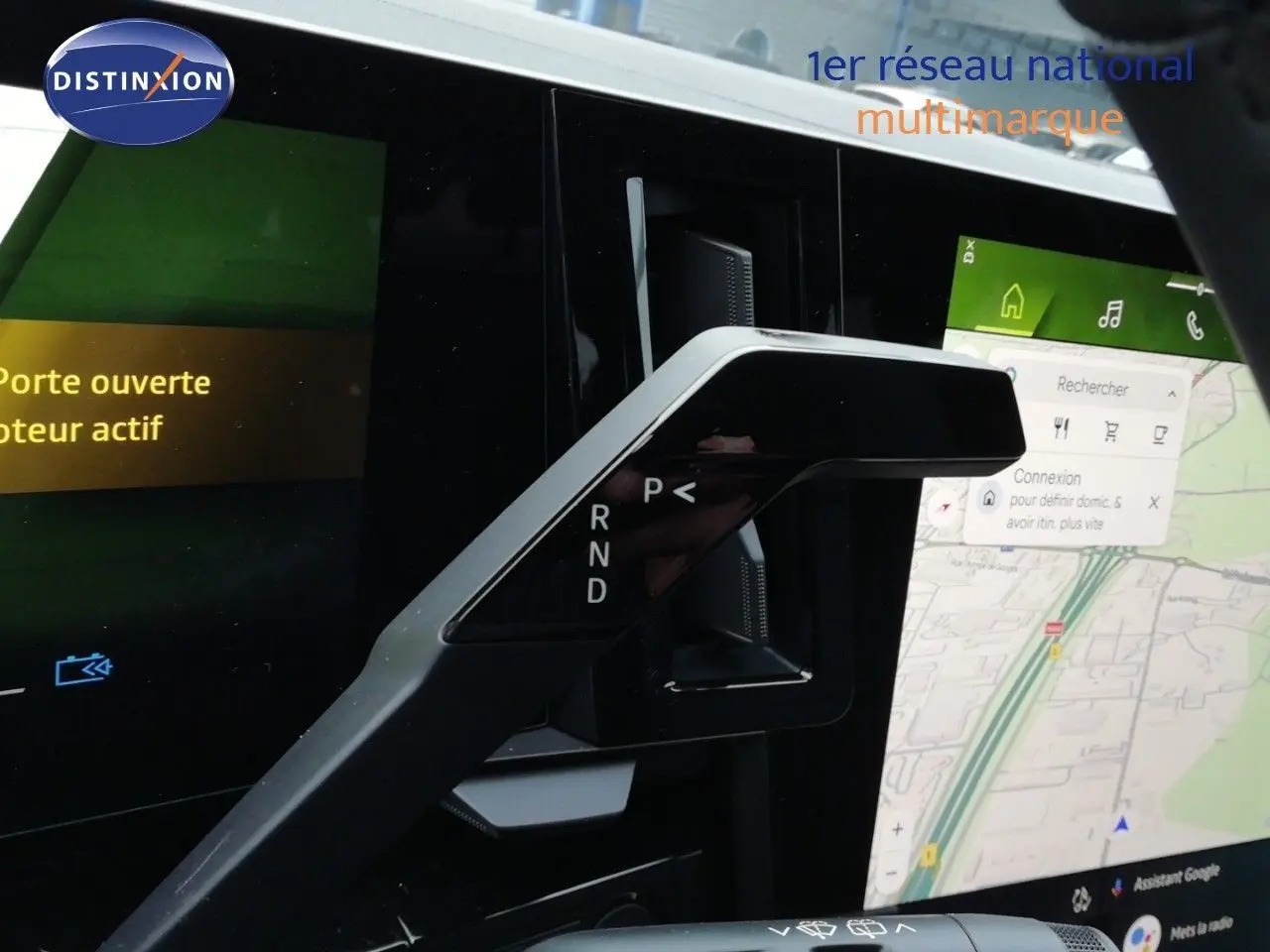 Le levier de vitesses automatique noir du Renault Austral E-Tech, avec écran tactile et affichage de navigation en arrière-plan.