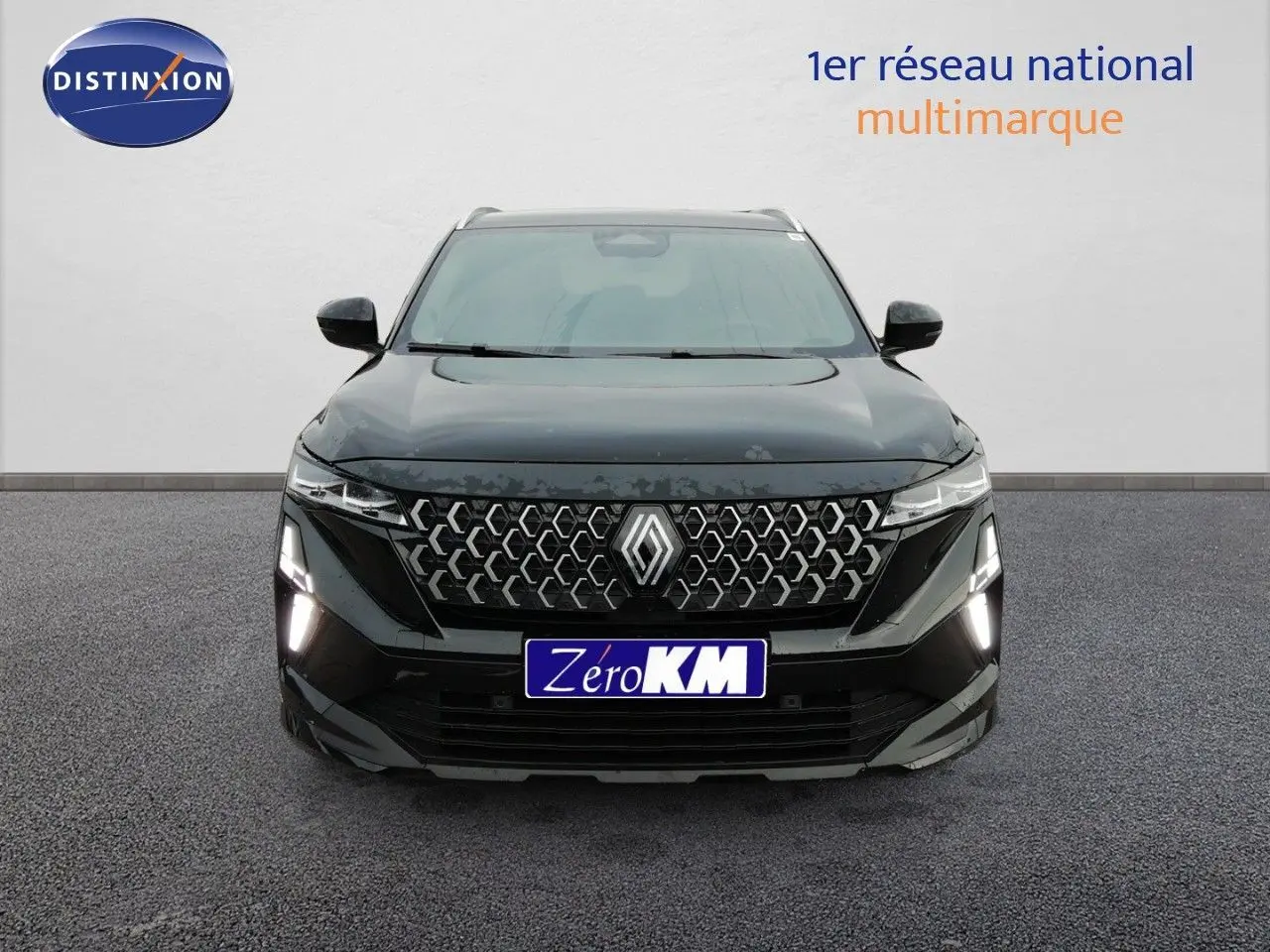 Vue frontale d'un Renault Austral E-Tech Full Hybrid 200ch en noir étoile métal avec calandre hexagonale distinctive.