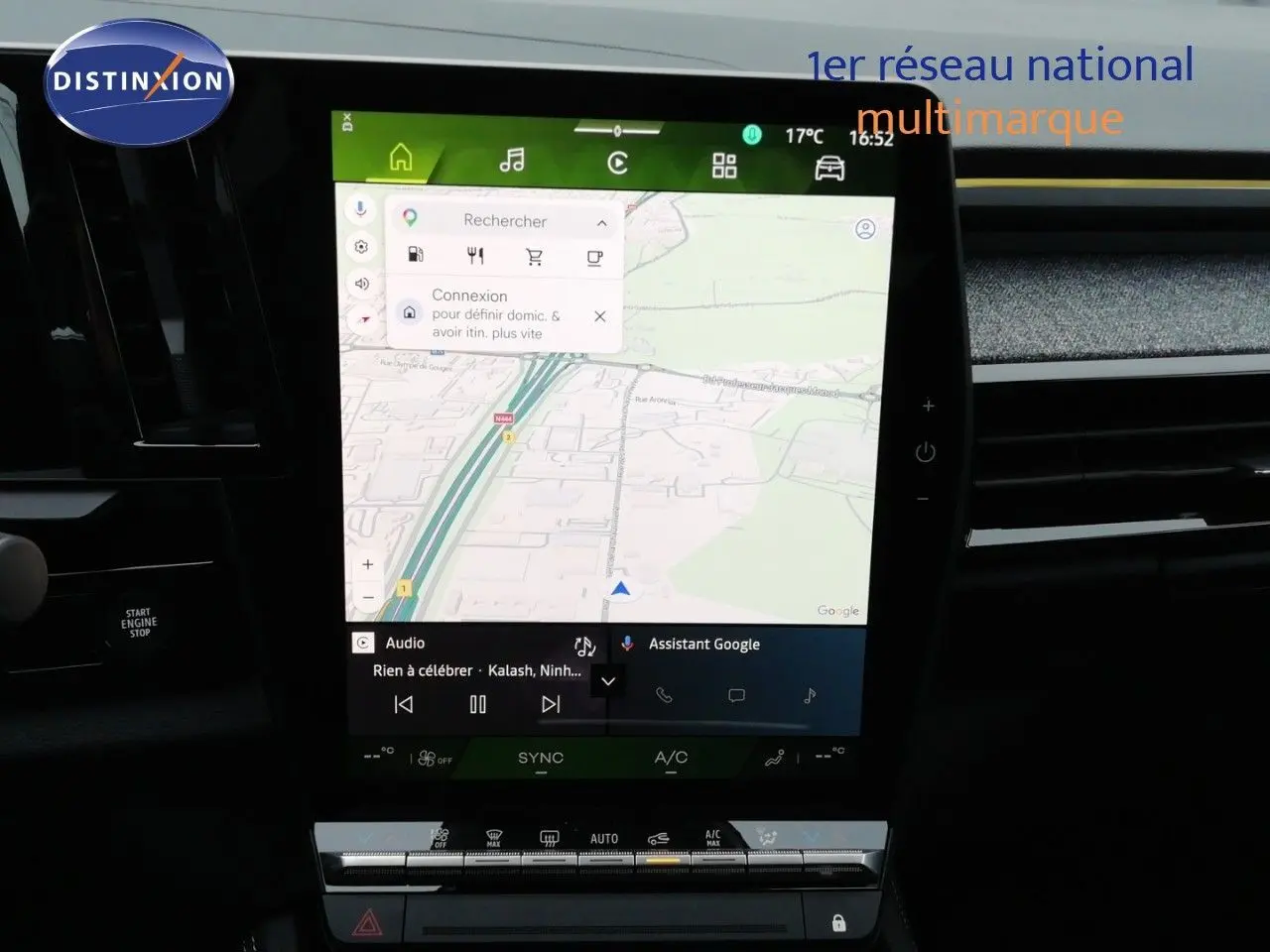 Vue intérieure du tableau de bord du Renault Austral noir étoile métal 2026, avec écran tactile central affichant la navigation.