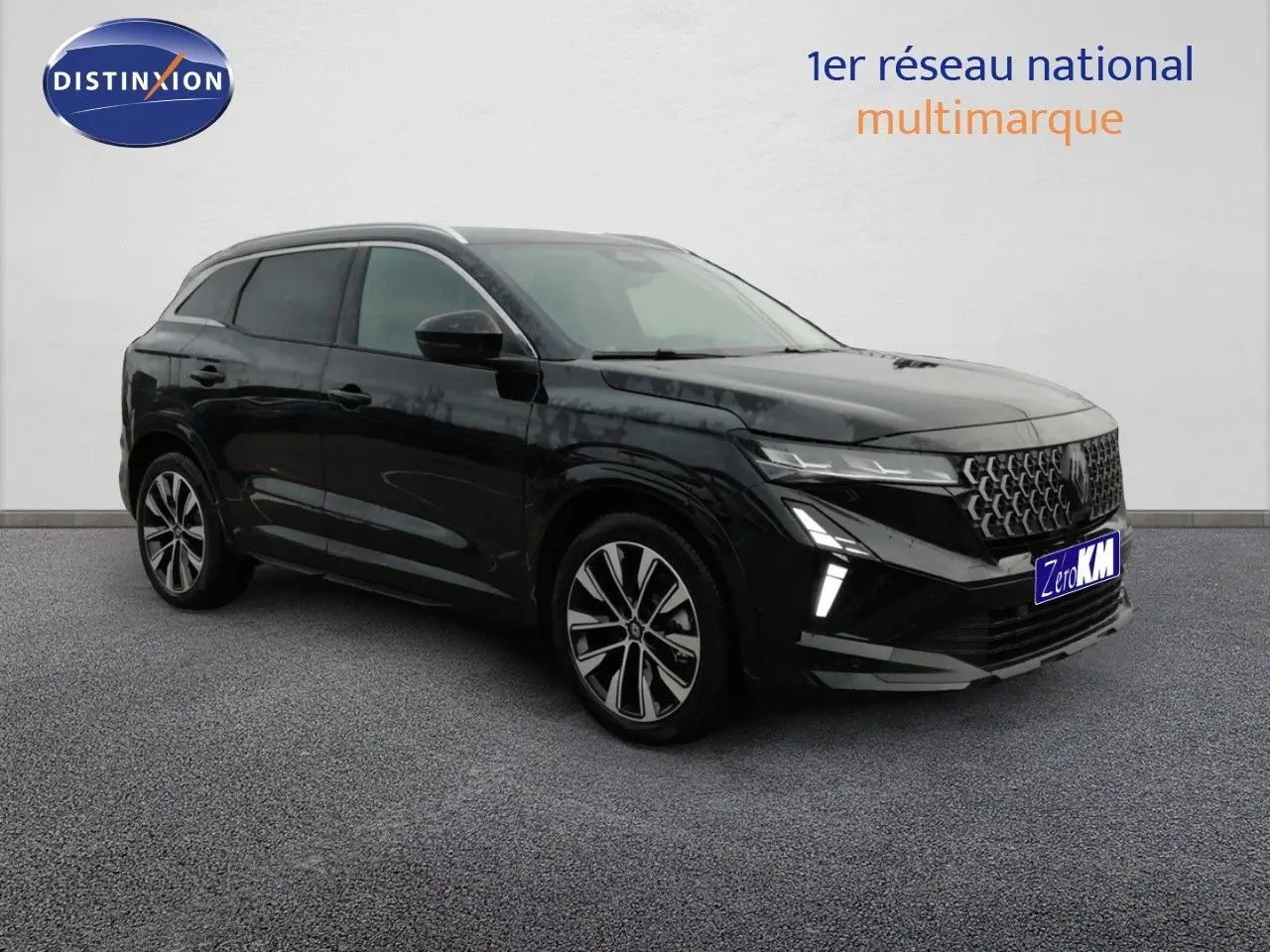 Renault Austral E-Tech hybride noir étoile métal, vue 3/4 avant droit avec calandre et jantes distinctives.