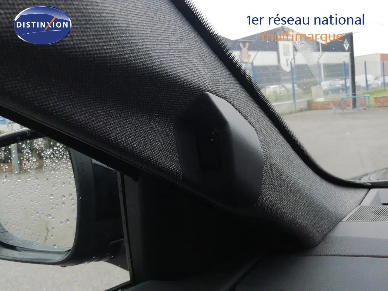 Vue intérieure côté gauche du rétroviseur avec tissu gris noir et partie du tableau de bord du Renault Austral noir étoile métal.