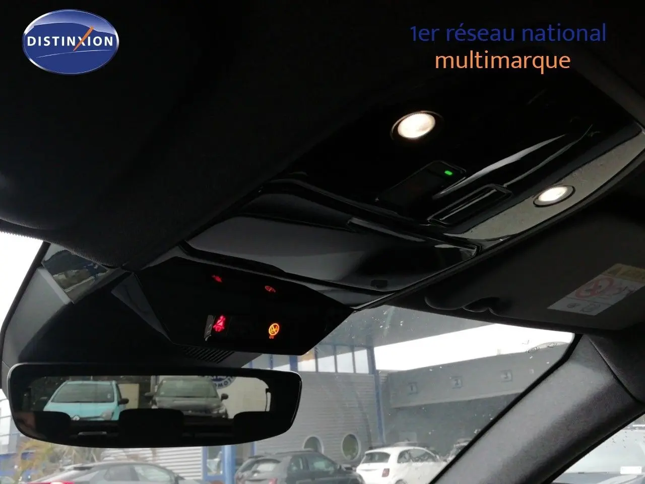 Vue intérieure du rétroviseur central et du plafonnier noir brillant d'un Renault Austral E-Tech Full Hybrid 2026.