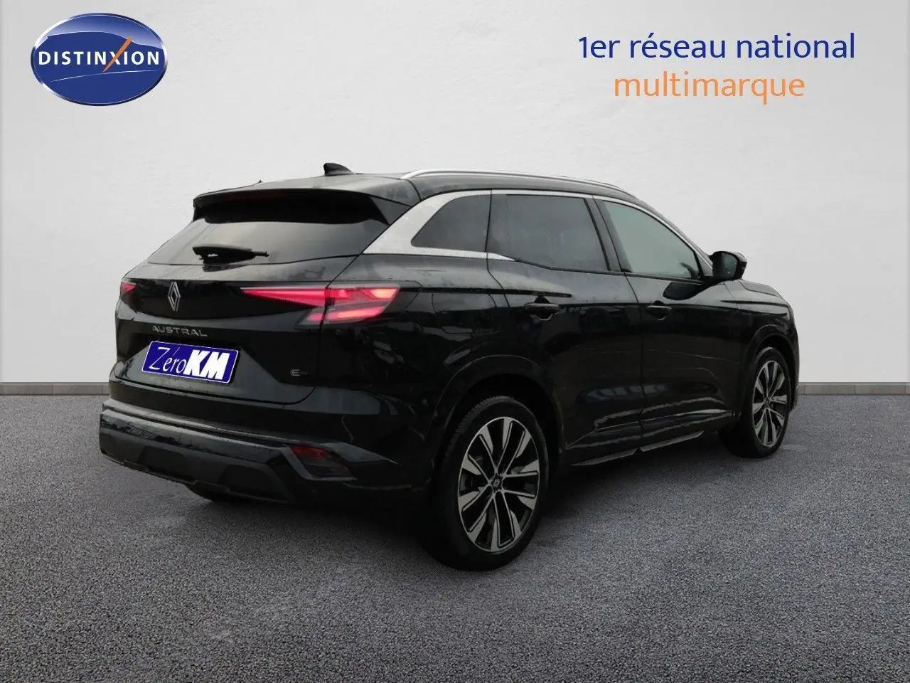 Vue 3/4 arrière droite du Renault Austral noir étoile métal avec feux arrière LED et jantes alliage bicolores.