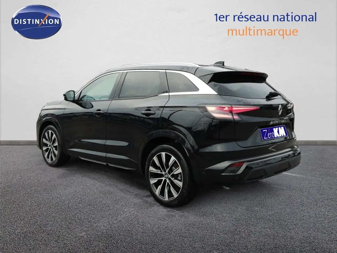 Vue 3/4 arrière droite d’un Renault Austral noir étoile métal avec jantes alliage bicolores et toit contrasté blanc.