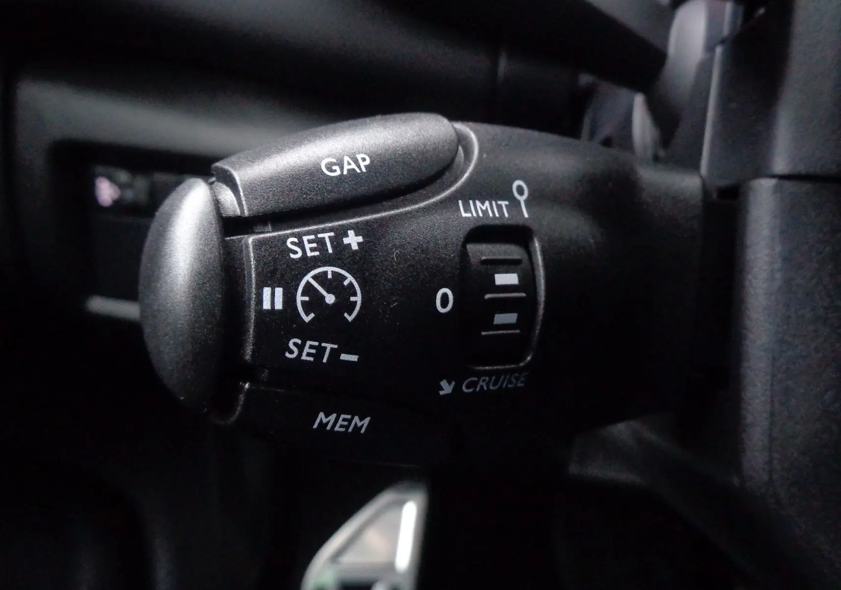Gros plan sur la commande de régulateur de vitesse noir dans l'habitacle du Citroën C5 Aircross 2022.