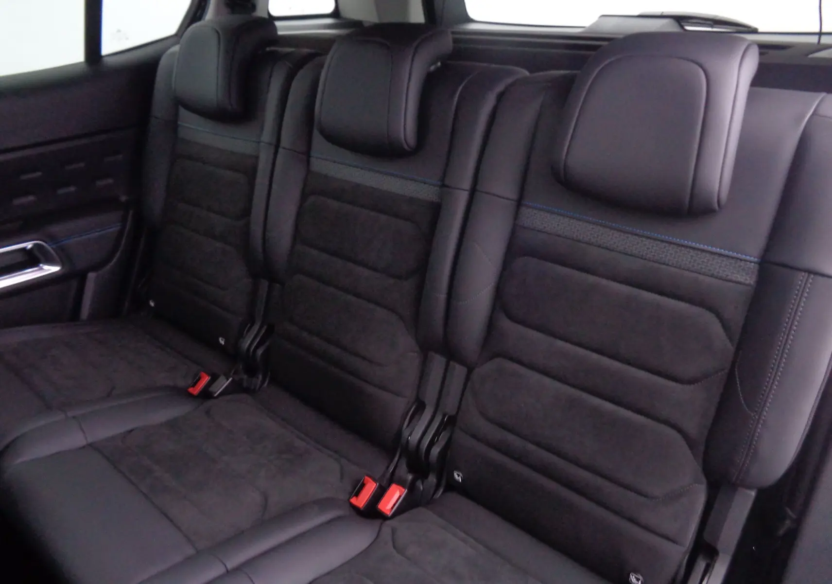 Vue intérieure sur les sièges arrière noirs en cuir et alcantara du Citroën C5 Aircross 2022 finition Shine.