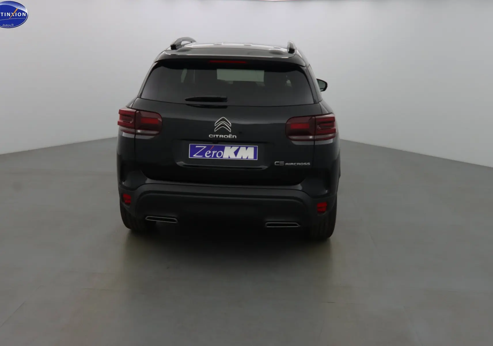Vue arrière d'un Citroën C5 Aircross noir métal 2022 avec feux LED et double sortie d'échappement intégrée.