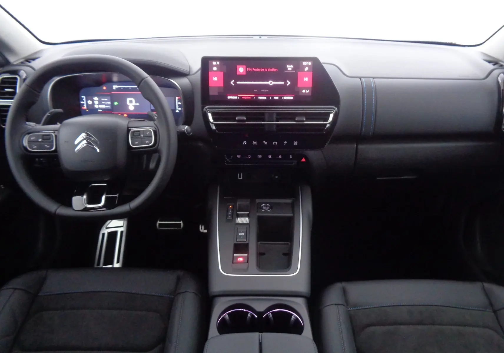 Intérieur noir du Citroën C5 Aircross 2022, vue frontale du tableau de bord avec écran tactile et volant multifonction.