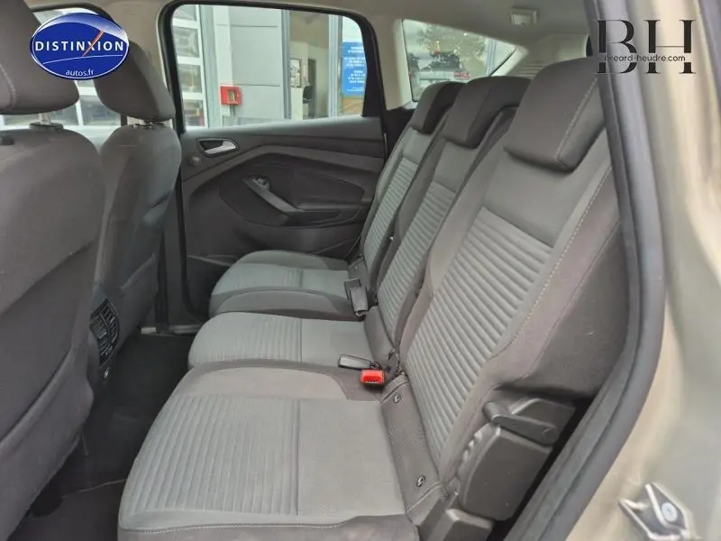 Vue latérale droite de l'habitacle arrière du Ford C-MAX 2018 avec trois sièges individuels gris et ceintures de sécurité visibles.