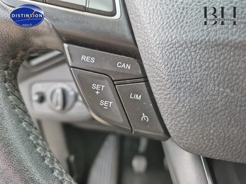 Gros plan sur les commandes de régulateur de vitesse au volant cuir du Ford C-MAX Fashion Brun Caribou 2018