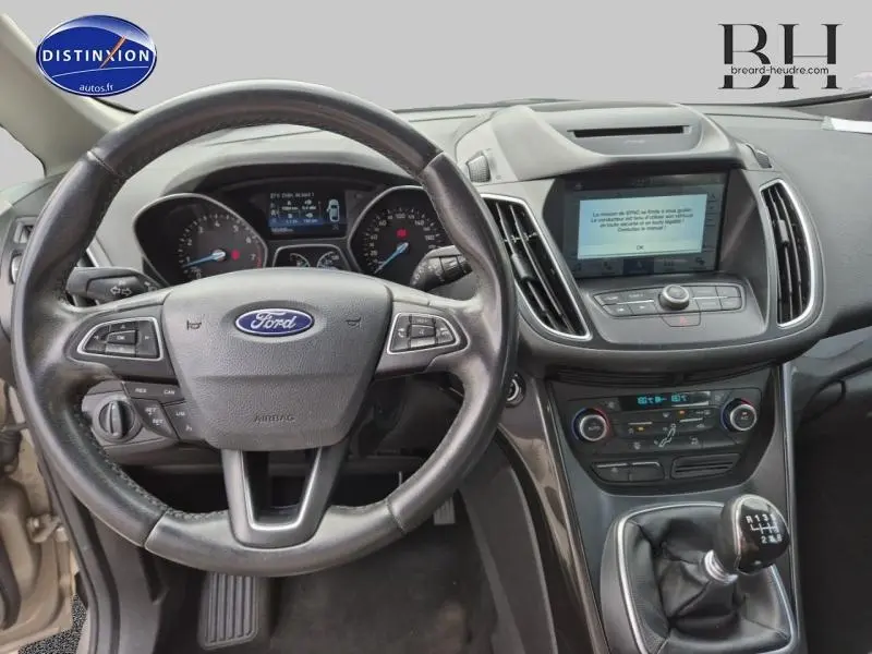 Vue intérieure du tableau de bord et volant cuir du Ford C-MAX 2018 avec écran tactile et boîte manuelle.