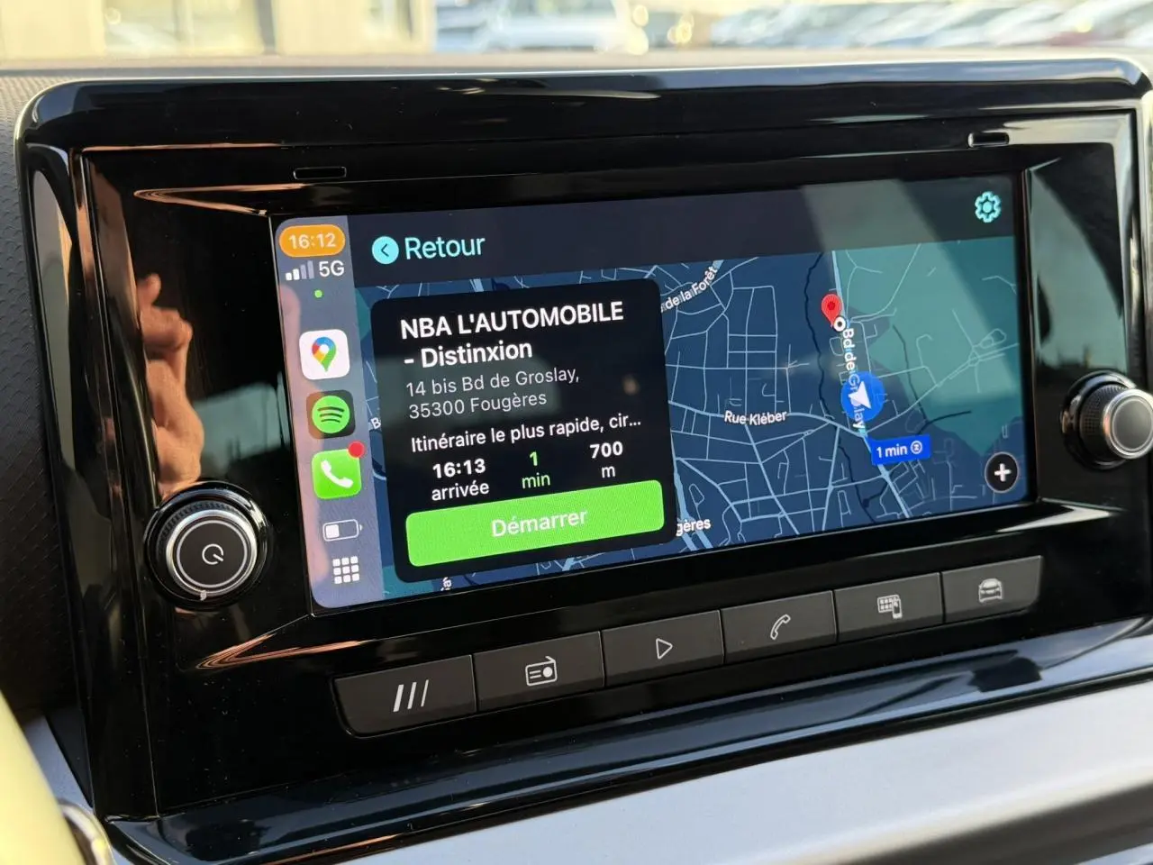 Écran tactile central du tableau de bord de la SEAT Ibiza TSI 115 Xcellence 2025 affichant un itinéraire GPS.