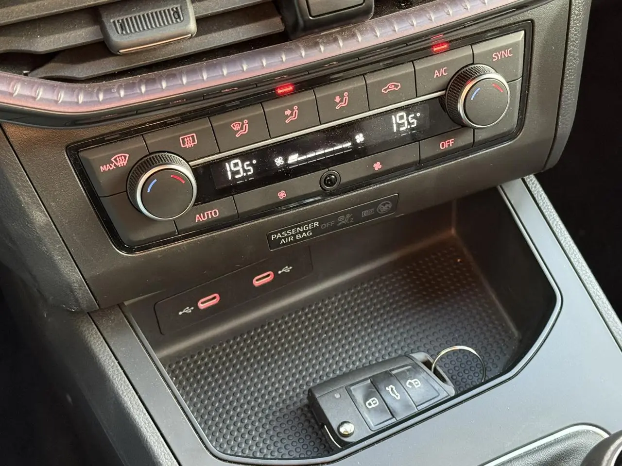 Gros plan sur la console centrale de la SEAT IBIZA TSI 115 Xcellence 2025, montrant la climatisation automatique et deux ports USB-C.