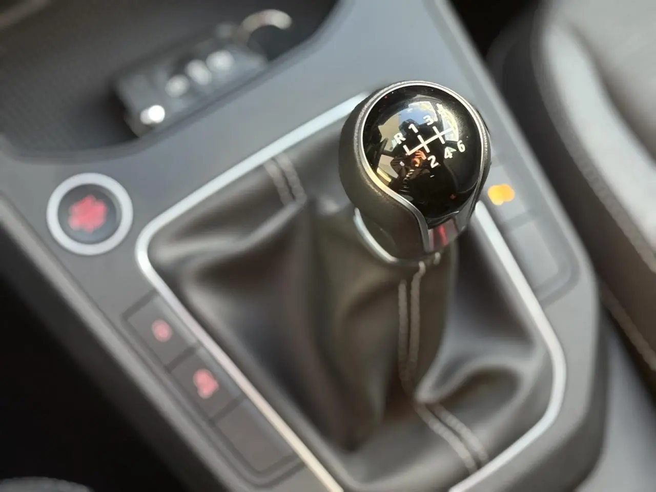 Gros plan sur le levier de vitesses manuel noir avec coutures blanches de la SEAT Ibiza TSI 115 Xcellence 2025.