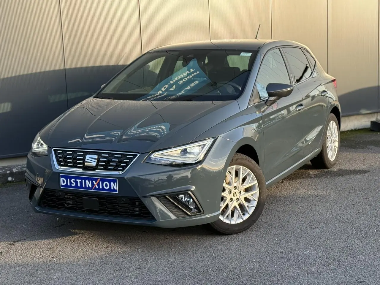 SEAT Ibiza TSI 115 Xcellence bleu Fjord vue 3/4 avant droit avec jantes alliage et vitres surteintées.