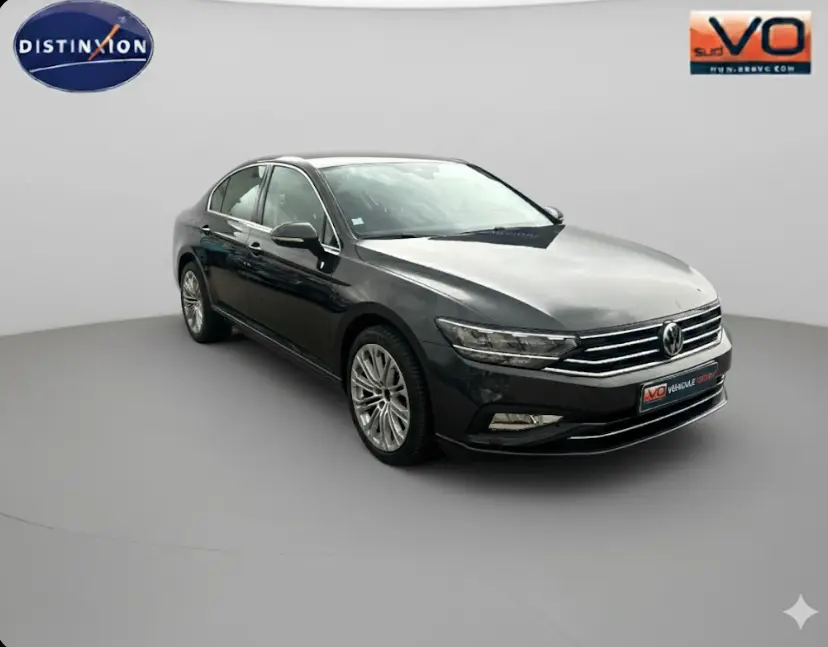 Volkswagen Passat Business gris foncé vue 3/4 avant droit avec jantes alliage 17 pouces dans un studio lumineux.