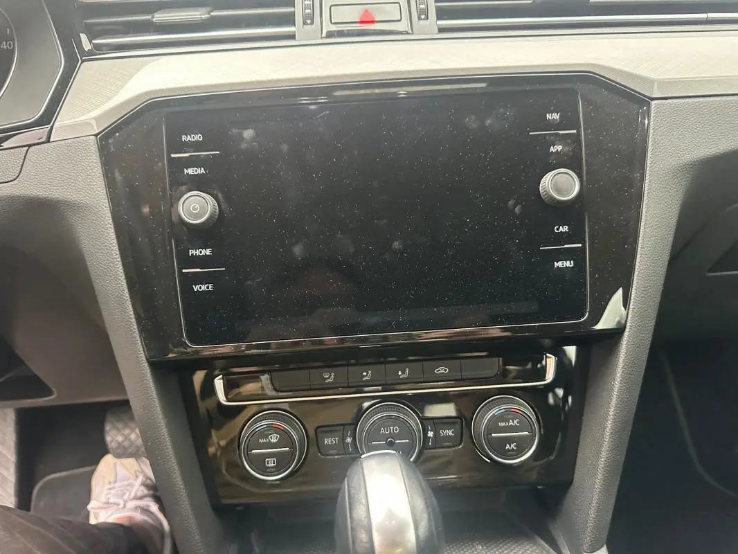 Tableau de bord et console centrale de la Volkswagen Passat Business 2021, avec écran tactile et commandes climatisation.