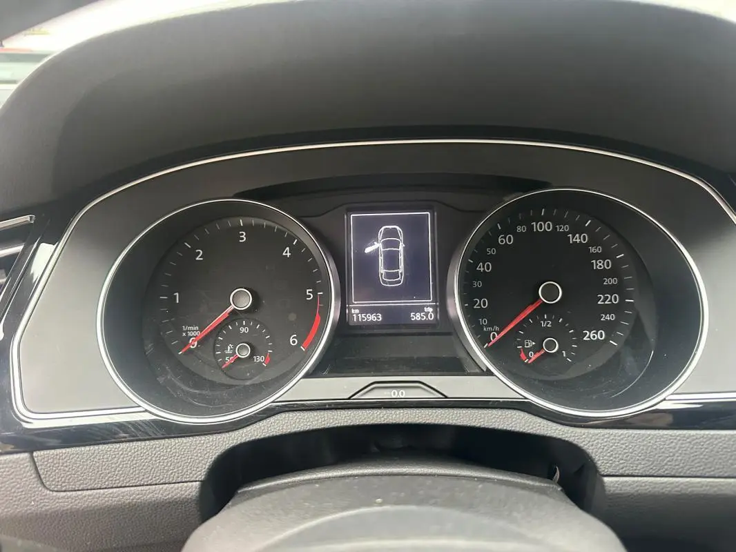 Tableau de bord noir de Volkswagen Passat Business 2021 avec compte-tours, compteur de vitesse et écran central numérique.