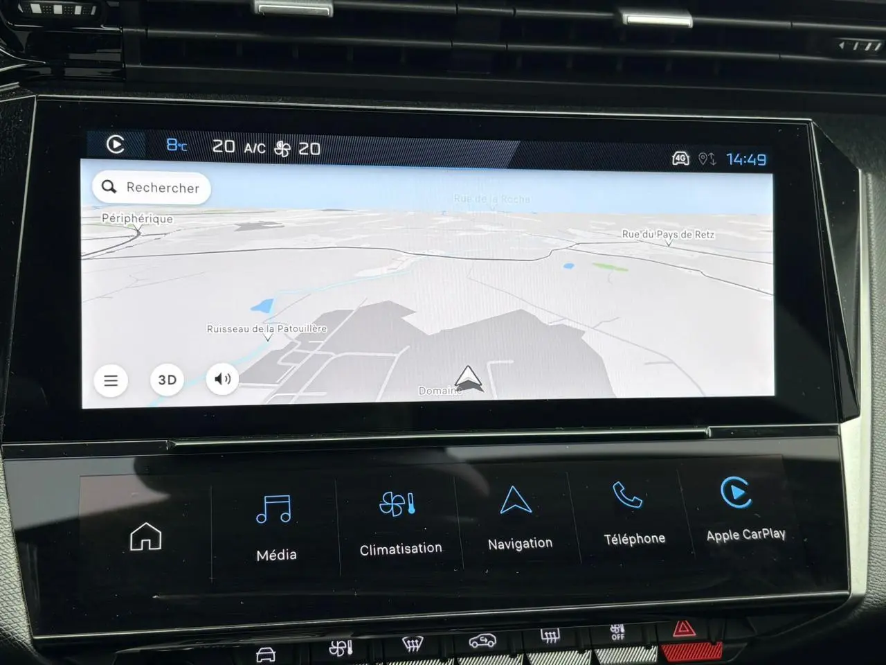 Écran tactile central de navigation et multimédia dans l’habitacle d’une Peugeot 308 SW gris Artense.