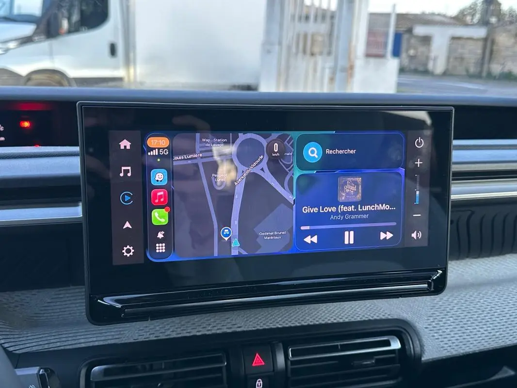 Écran tactile central de la Citroën C3 noire 2025 affichant navigation et musique, vue intérieure frontale.
